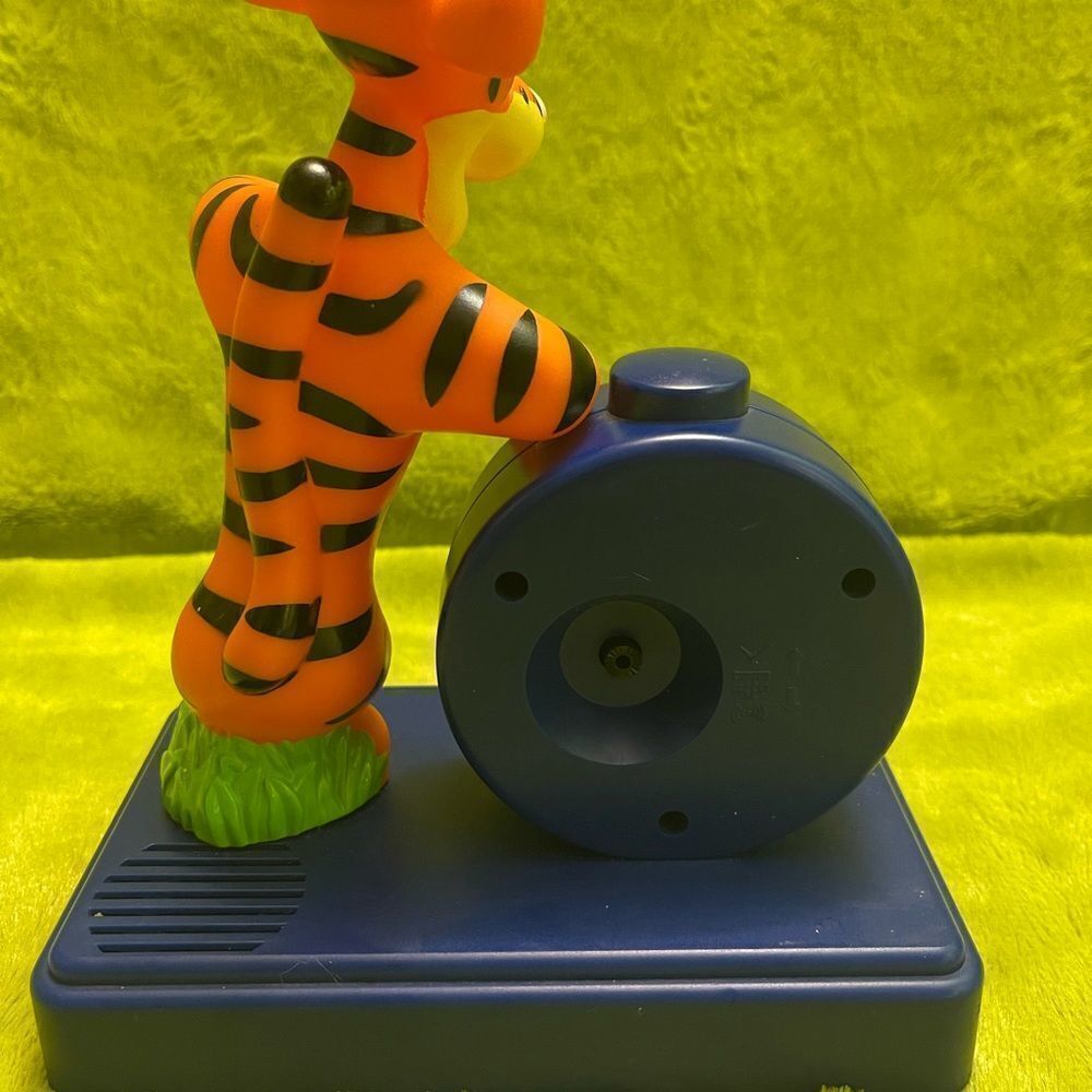Disney Tigger Analog Clock - Picture 3 of 6